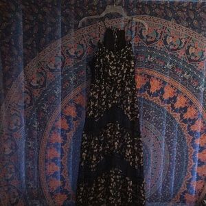 Mesh Candie’s floral maxi dress.